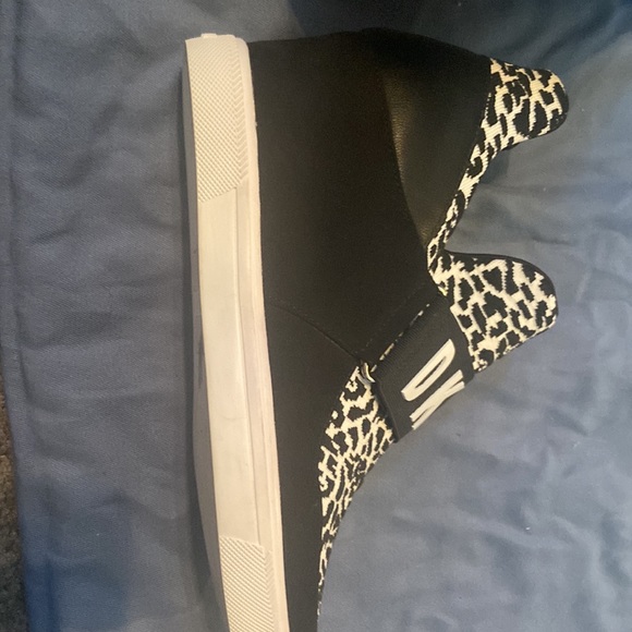 NWOT size 10 suede and stretchy DKNY sneaker booties - Picture 6 of 6